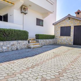 Apartments Mirta Razanj