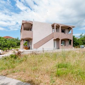 Apartments Mladen Vinisce