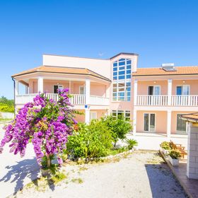 Apartments Tiho i Pave Rogoznica