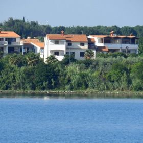 Apartments and Rooms Ana Pomer