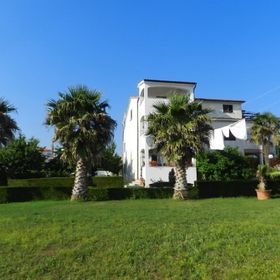 Apartments and Rooms Ana Pomer