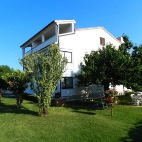 Apartments and Rooms Ana Pomer