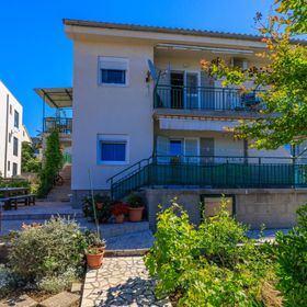 Apartments Anica Banjol