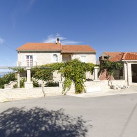 Apartments Silvana Supetar