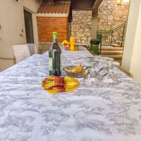 Apartments Mira Omis