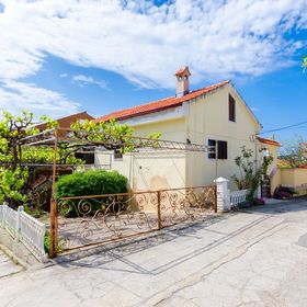 Apartments Tugomila Barbat