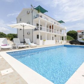 Apartments Family apartments Mila with pool Tribunj