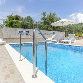 Apartments Mila Family with pool Tribunj