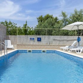 Apartments Mila Family with pool Tribunj