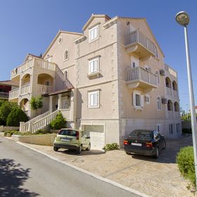 Apartments Mara Supetar