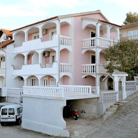 Apartments Iva Arbanija