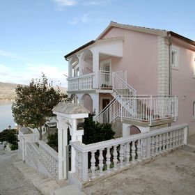 Apartments Iva Arbanija