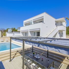 Apartments Villa V Vir