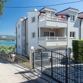 Apartments Janja Arbanija