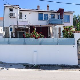 Apartmani Marin Arbanija