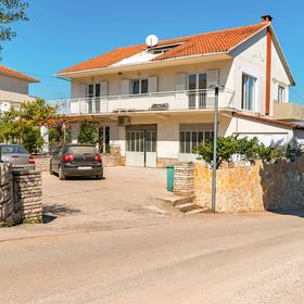 Apartmanok Parkolóhellyel Jelsa, Hvar - 13513 Jelsa