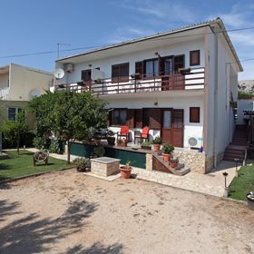 Apartmanok Parkolóhellyel Pag - 12035