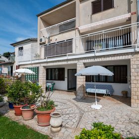 Apartmanok Parkolóhellyel Pula - 2252