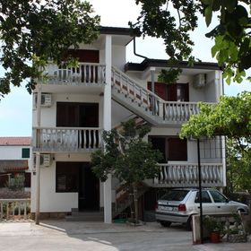 Apartmanok Parkolóhellyel Starigrad, Paklenica - 6618 Starigrad