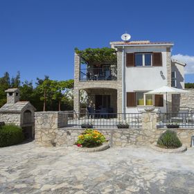 Apartmanok Parkolóhellyel Maslinica, Solta - 13135 Maslinica