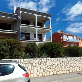 Apartmanok Parkolóhellyel Novi Vinodolski - 5600