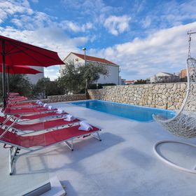 Apartmanok és Szobák Medencével Novalja, Pag - 9334 Novalja