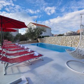 Apartmanok és Szobák Medencével Novalja, Pag - 9334 Novalja