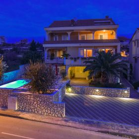 Apartmanok és Szobák Medencével Novalja, Pag - 9334 Novalja