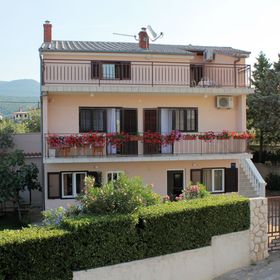 Apartmanok Parkolóhellyel Novi Vinodolski - 5587