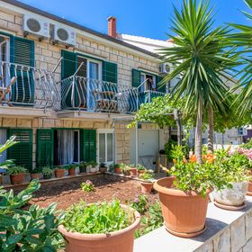 Apartmanok és Szobák Parkolóhellyel Supetar, Brac - 5658 Supetar