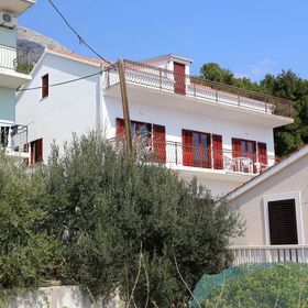 Apartmanok Parkolóhellyel Lokva Rogoznica, Omis - 10358 Lokva Rogoznica