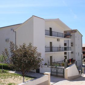 Apartmanok Parkolóhellyel Nemira, Omis - 4652 Nemira
