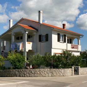 Apartmanok Parkolóhellyel Krk - 5364