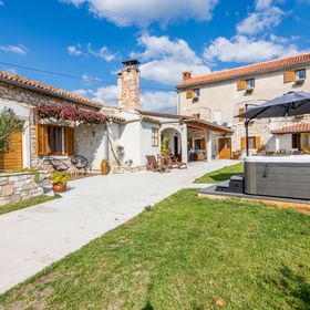 Apartmanok és Szobák Parkolóhellyel Loborika, Pula - 12983 Loborika