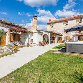 Apartmanok és Szobák Parkolóhellyel Loborika, Pula - 12983 Loborika