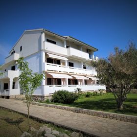 Apartmanok és Szobák Parkolóhellyel Pag - 13060