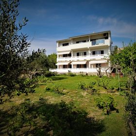 Apartmanok és Szobák Parkolóhellyel Pag - 13060