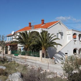 Apartmanok Parkolóhellyel Supetar, Brac - 7535 Supetar