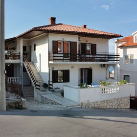Apartmanok és Szobák Parkolóhellyel Vrbnik, Krk - 5301 Vrbnik