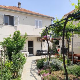 Apartmanok Parkolóhellyel Murter - 5089