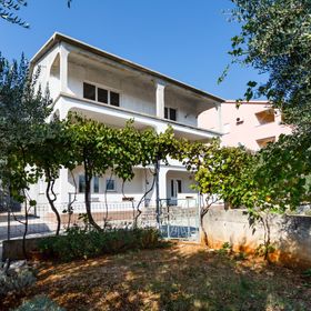 Apartmanok Parkolóhellyel Kornic, Krk - 5306 Kornić