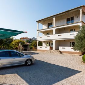 Apartmanok Parkolóhellyel Kornic, Krk - 5306 Kornić