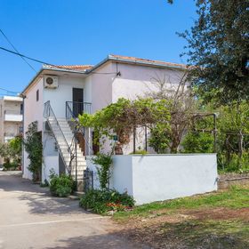 Apartmanok Parkolóhellyel Slatine, Ciovo - 2566 Slatine