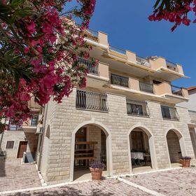 Apartmanok és Szobák Parkolóhellyel Duce, Omis - 10303 Duće