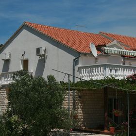 Apartmanok és Szobák Parkolóhellyel Jezera, Murter - 5082 Jezera