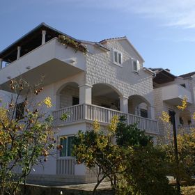 Apartmanok Parkolóhellyel Supetar, Brac - 2956 Supetar