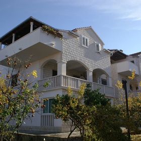 Apartmanok Parkolóhellyel Supetar, Brac - 2956 Supetar