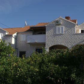 Apartmanok Parkolóhellyel Supetar, Brac - 2956 Supetar