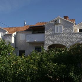 Apartmanok Parkolóhellyel Supetar, Brac - 2956 Supetar