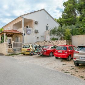 Apartmanok Parkolóhellyel Postira, Brac - 2948 Postira